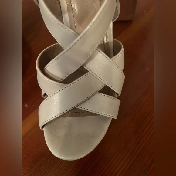 Vince Camuto Size 7.5 M Off White Open Toe Platform Leather Duval - Picture 3 of 11